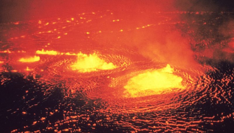 Картины извержения 1783 года как-то не сохранились 😉 Так что лавовое озеро в вулкане Килауэа   Земля разбилась утром 8 июня 1783 года